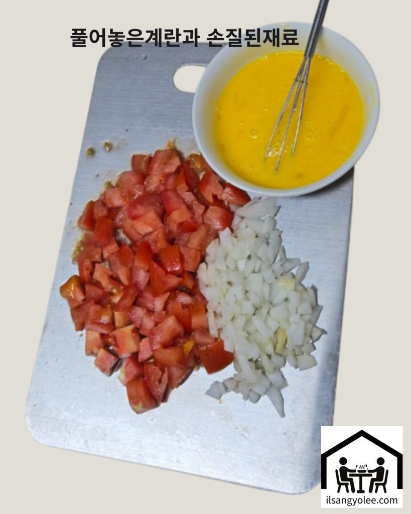 다진 토마토와 양파, 그리고 풀어놓은 계란물이 담긴 그릇