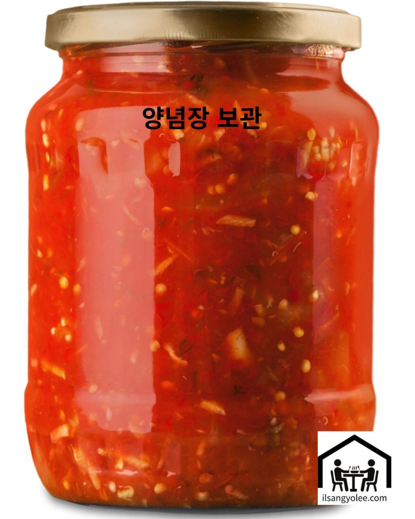 밀폐 용기에 담긴 묵은지 고기볶음소스 보관 예시