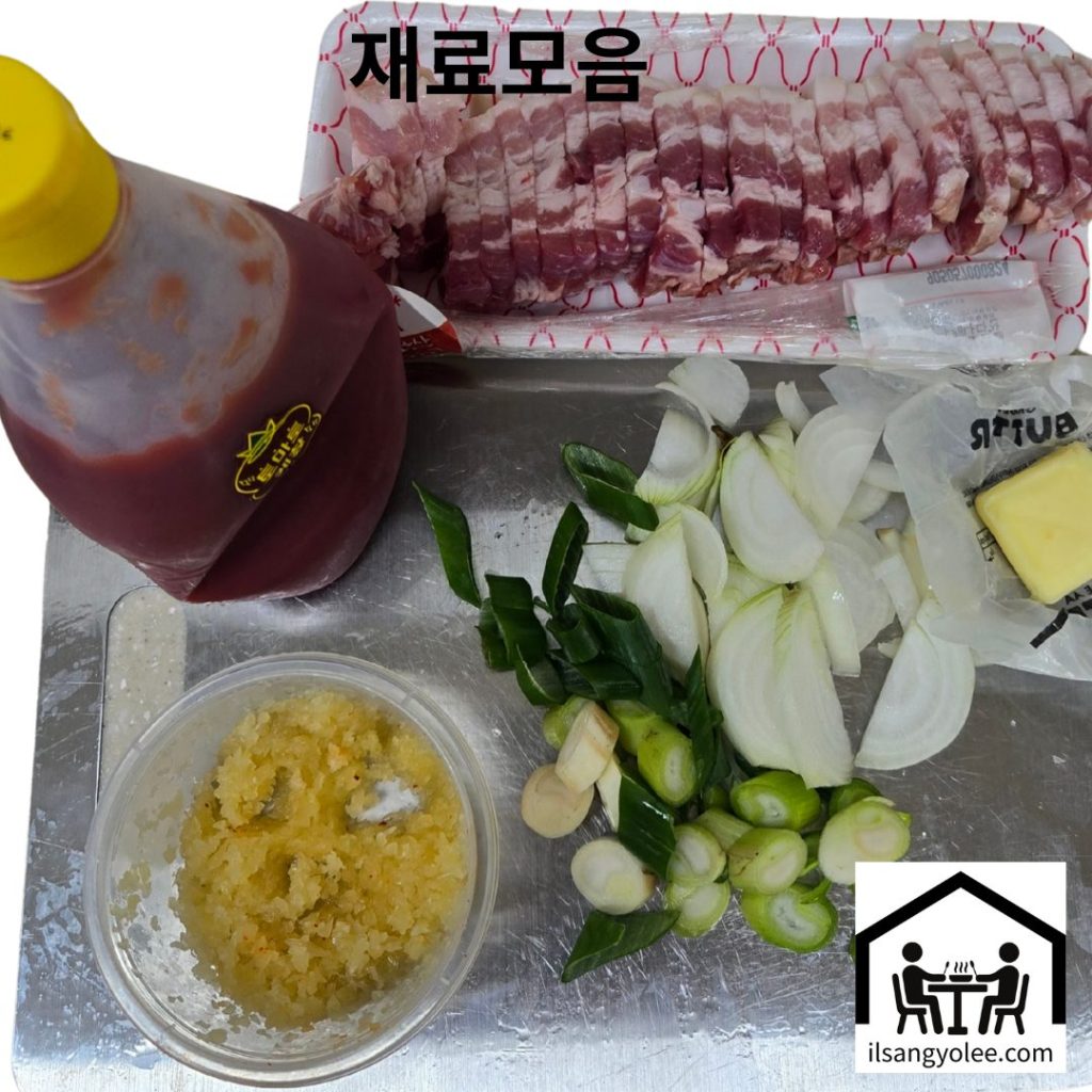 김치찌개 끓일 재료를 모아놓았다.