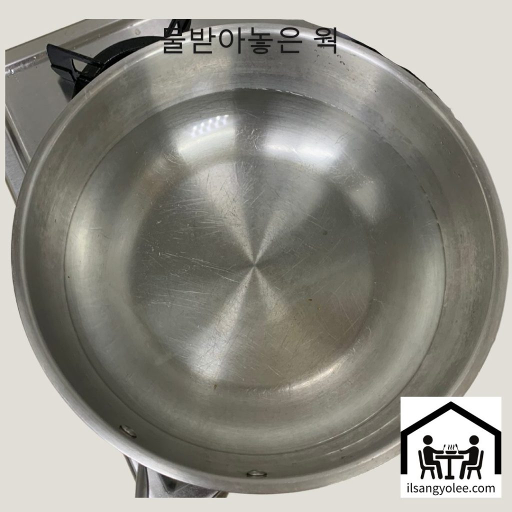 국수를 삶기위해 물을 받아놓은 장면