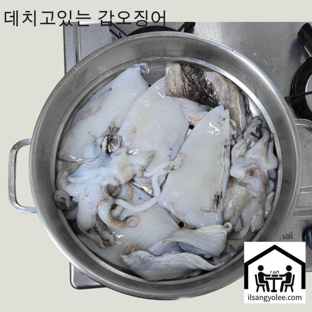 끓는 물에 데쳐지는 갑오징어