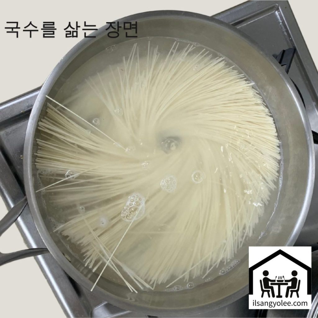 끓는 물에 국수를 넣고삶는 장면