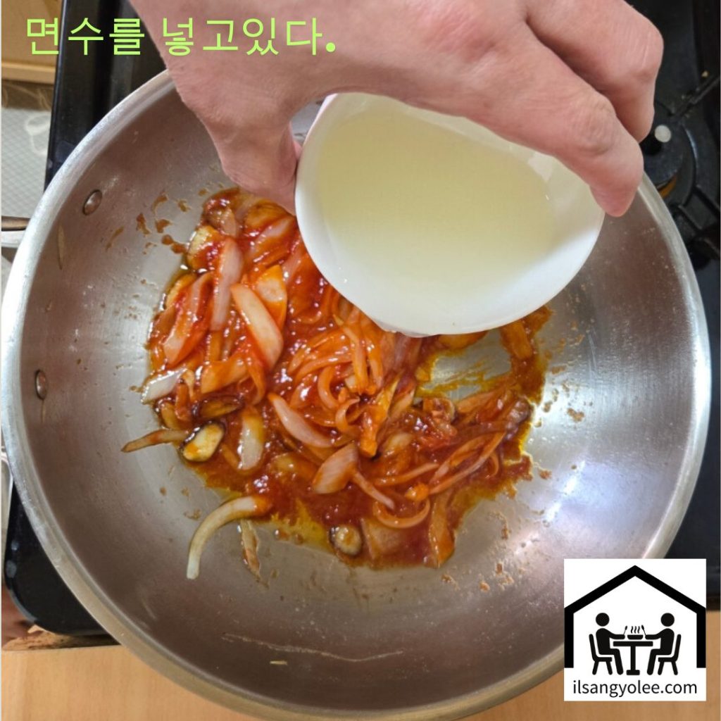 면수를 넣고 농도를 맞추기위해 끓이는 소스