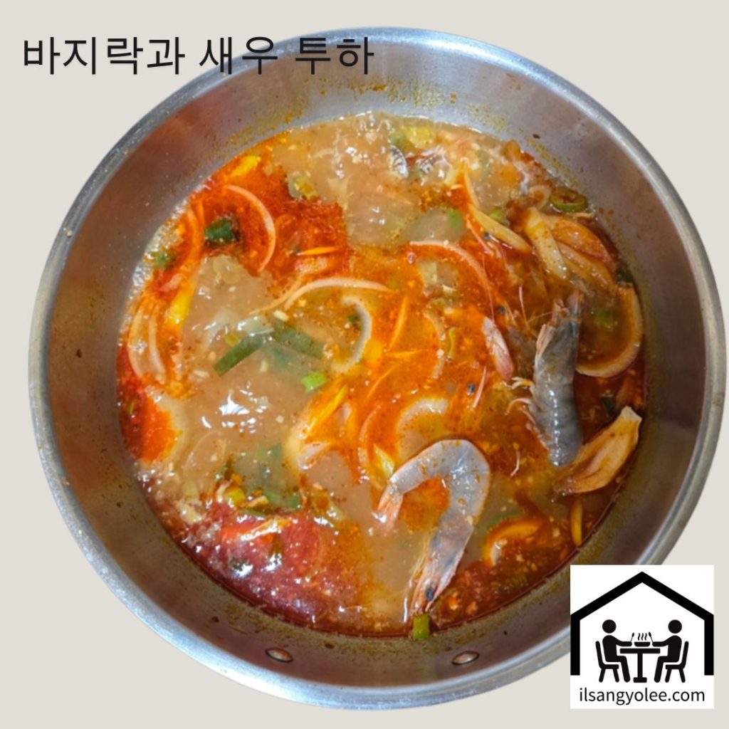끓고 있는 육수에 바지락과 새우를 넣는 모습