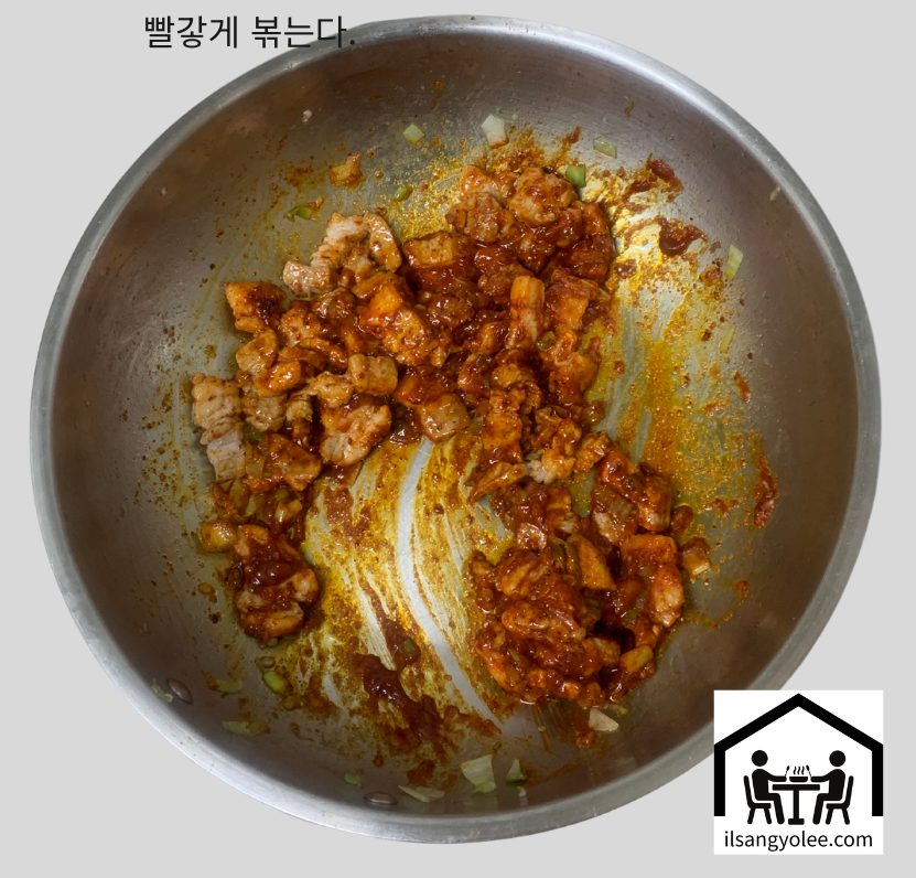 붉은 고추장 양념이 돼지고기와 대파에 고루 섞여 볶아지고 있는 먹음직스러운 모습.