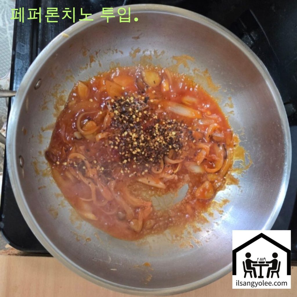 농도를 맞춘 소스에 페퍼론치노를 넣고있다.