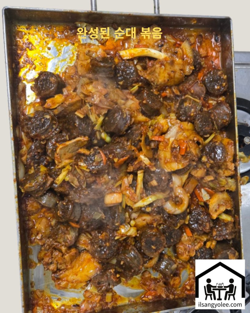 먹음직스럽게 플레이팅된 순대볶음 클로즈업 사진