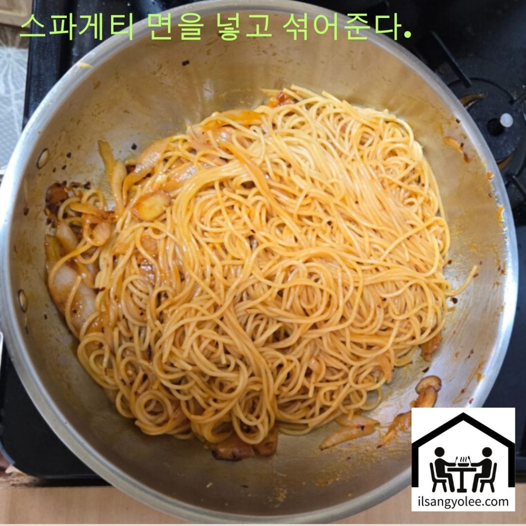 미리 익혀둔 스파게티 면을 넣고 약불에서 섞어주고있다.