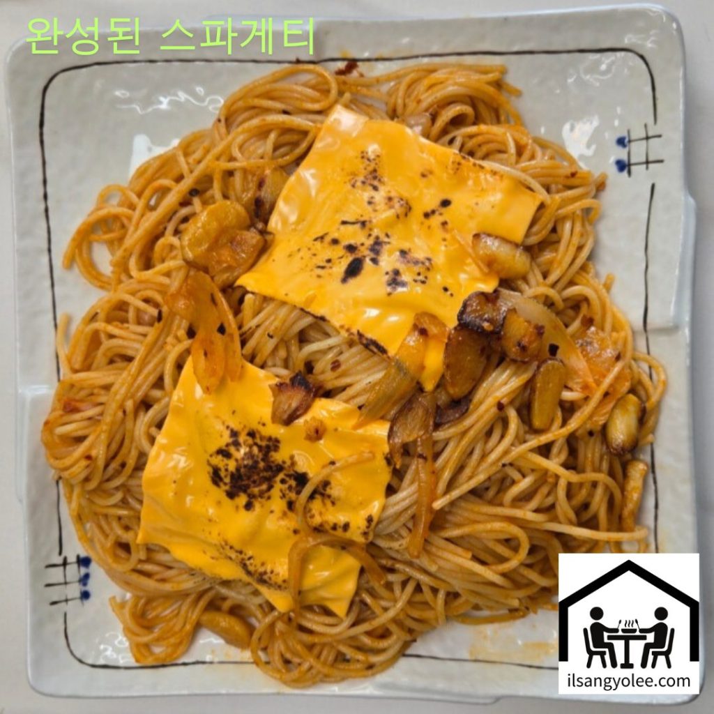 먹음직스럽게 플레이팅된 매콤 케첩 스파게티와 토치로 녹여 녹아내리는 치즈