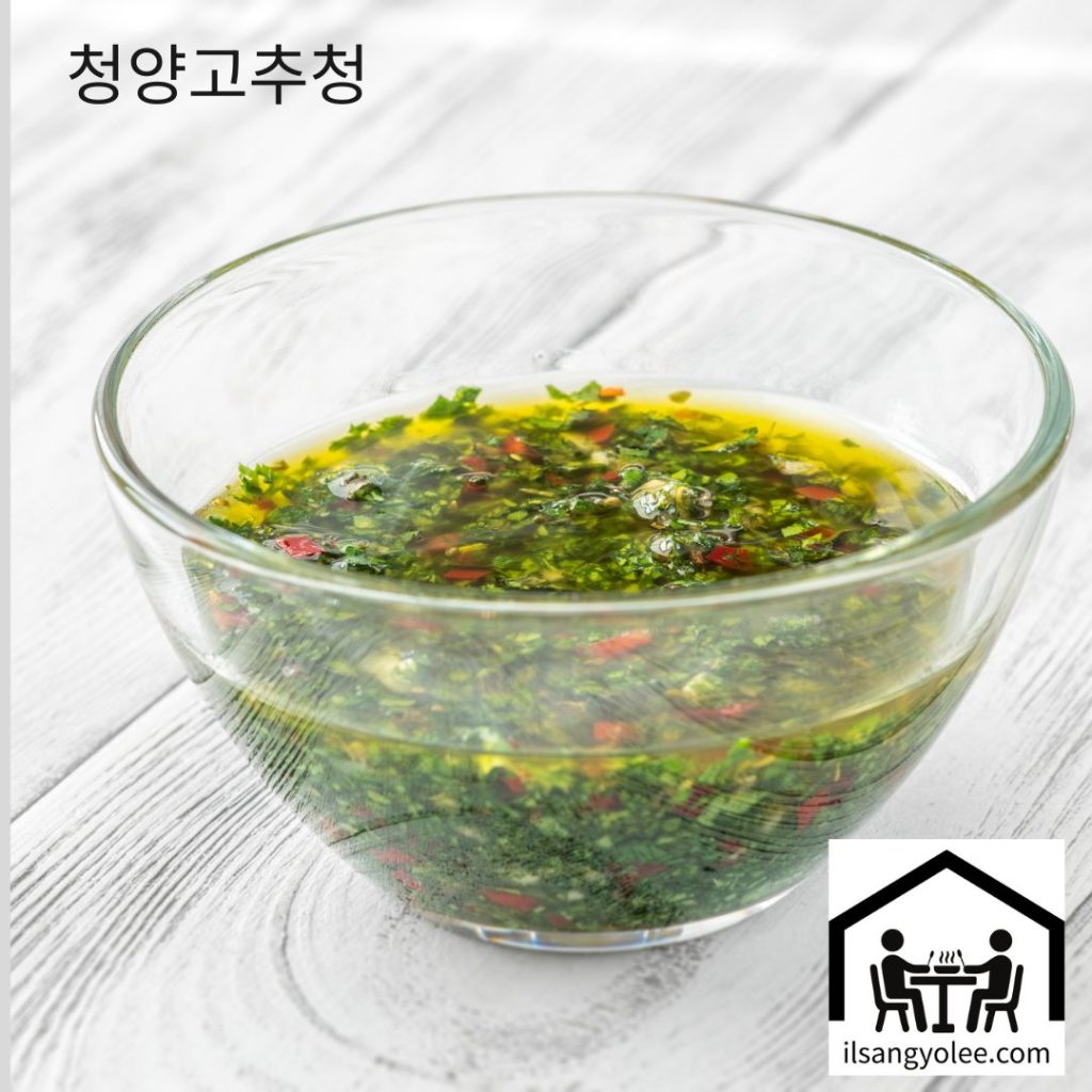 청양고추청만들기 가끝난 청야오추청을  보관 하기위해 용기에 담고있다.