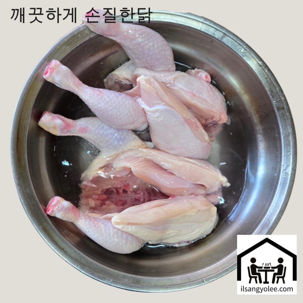 깨끗하게 손질되어 물에 담겨있는 신선한 생닭 클로즈업