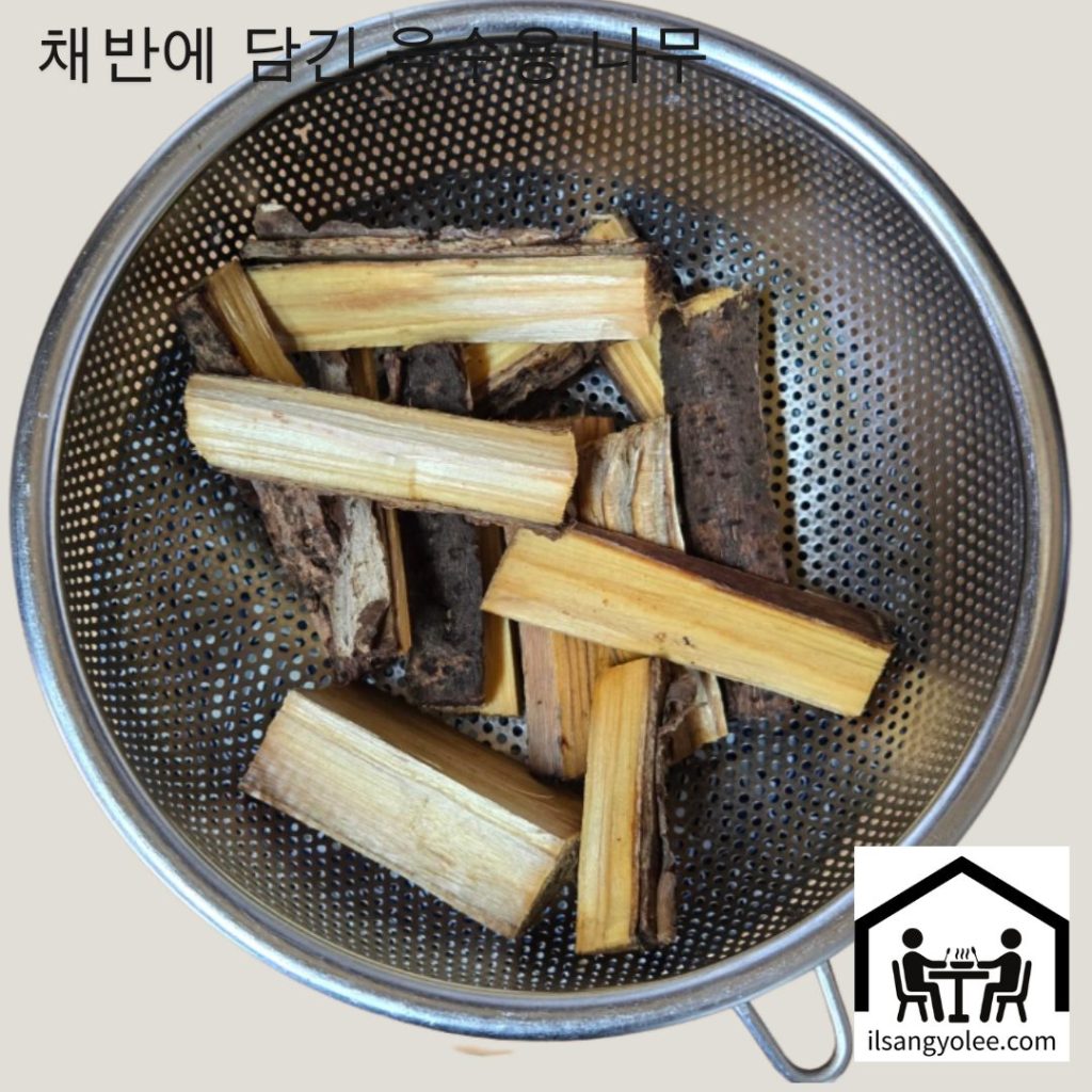 육수용 엄나무가 담긴 스텐 채반 클로즈업