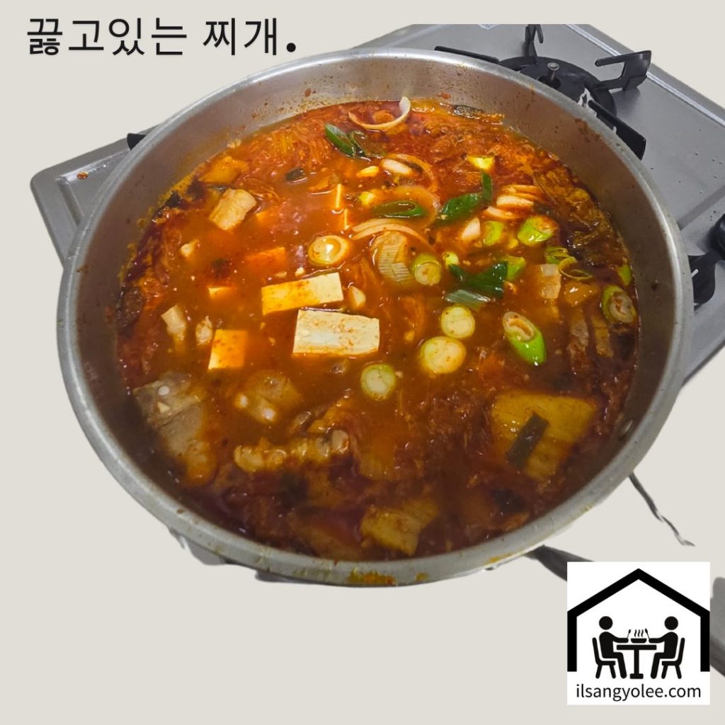 두부, 양파, 대파가 김치찌개 속에서 어우러져 끓는 모습