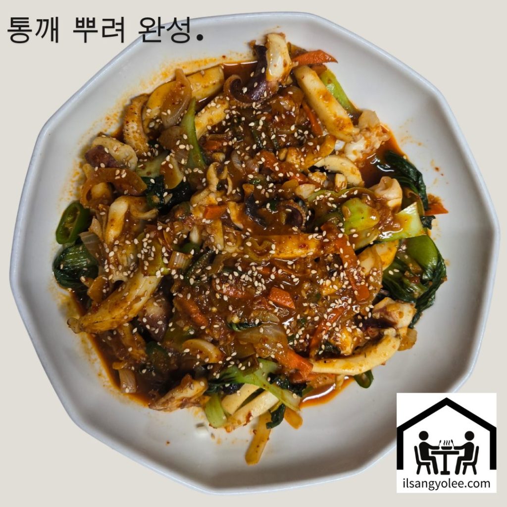 통깨를 뿌려 완성된 갑오징어 청경채볶음