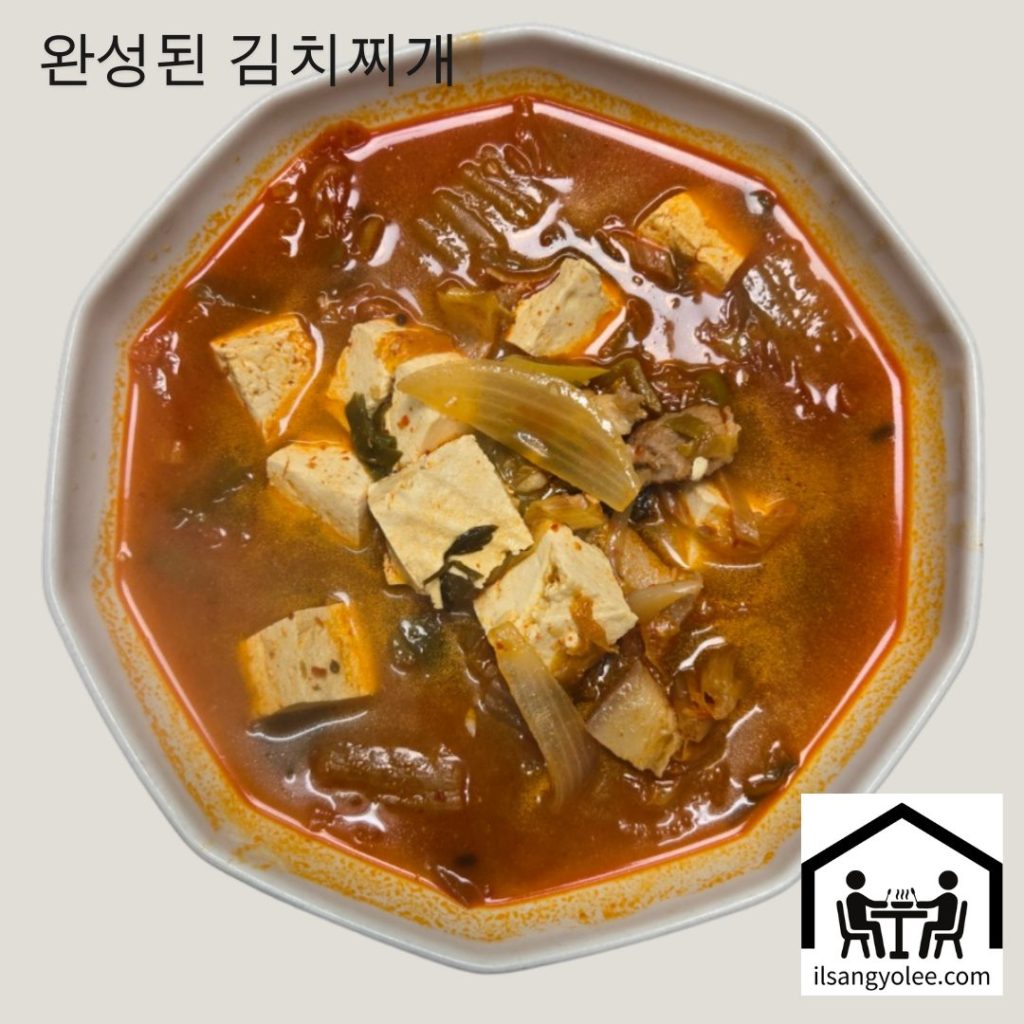 먹음직스럽게 플레이팅된 깊고 진한 돼지 김치찌개 완성 사진
