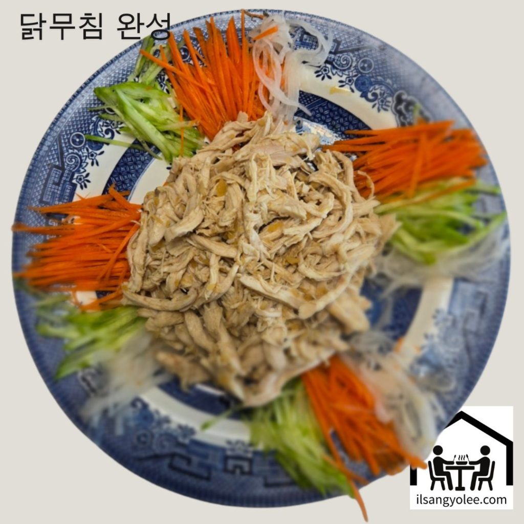찢어 놓은 닭고기와 채 썬 당근, 오이, 무채가 플레이팅 된 모습